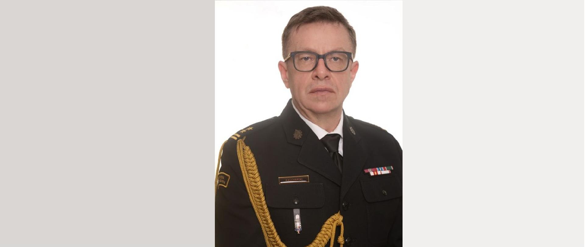 Komendant PSP w Lipsku bryg. Artur Kucharski stojący w mundurze