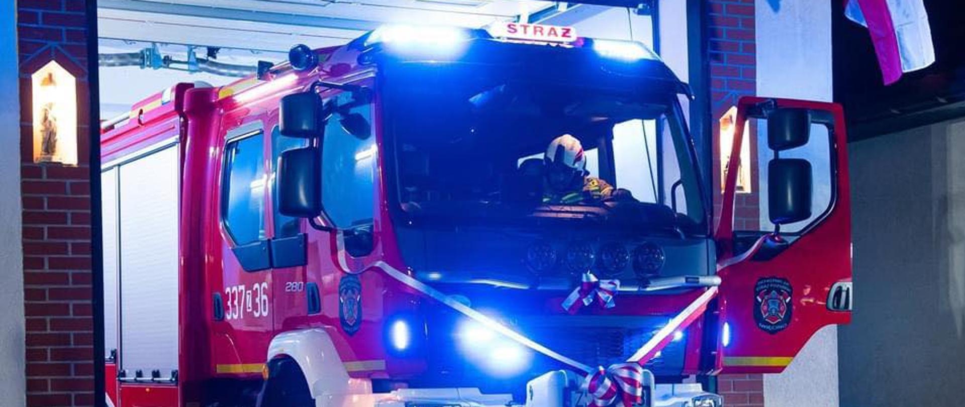 Nowy samochód ratowniczo - gaśniczy, marki Volvo wjeżdżający do garażu OSP Iwięcino.