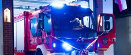 Nowy samochód ratowniczo - gaśniczy, marki Volvo wjeżdżający do garażu OSP Iwięcino.