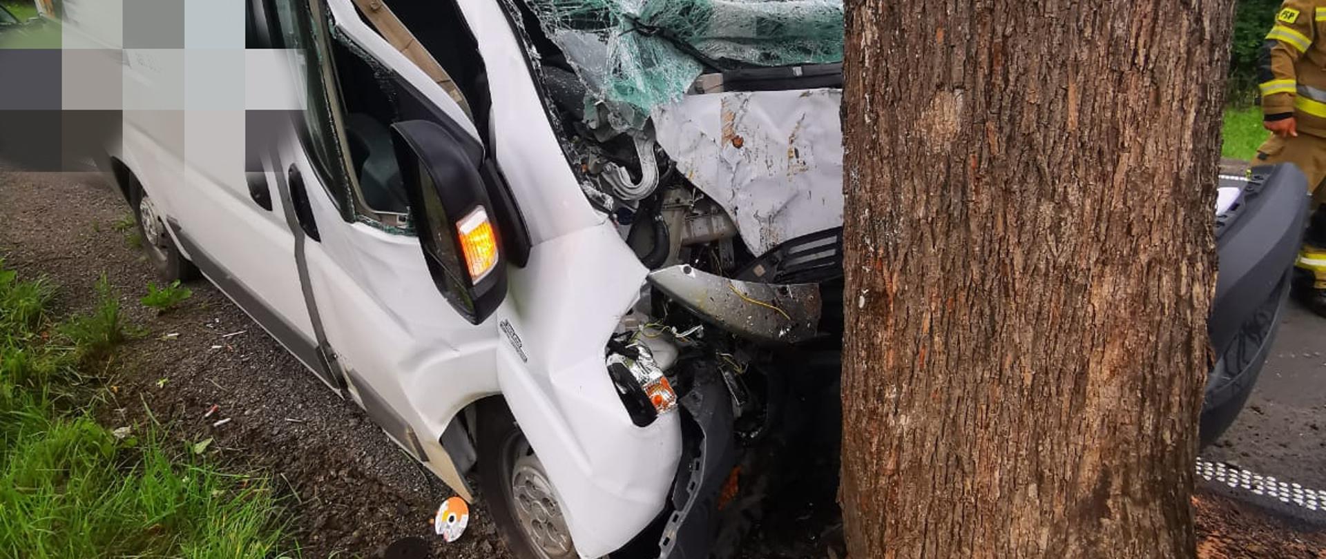 Samochód dostawczy stojący na poboczu.