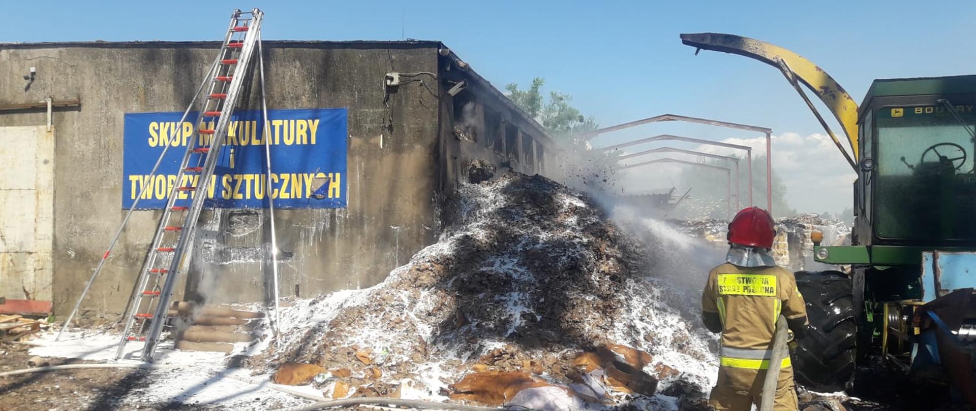 Na zdjęciu działania gaśnicze w skupie makulatury i tworzyw sztucznych