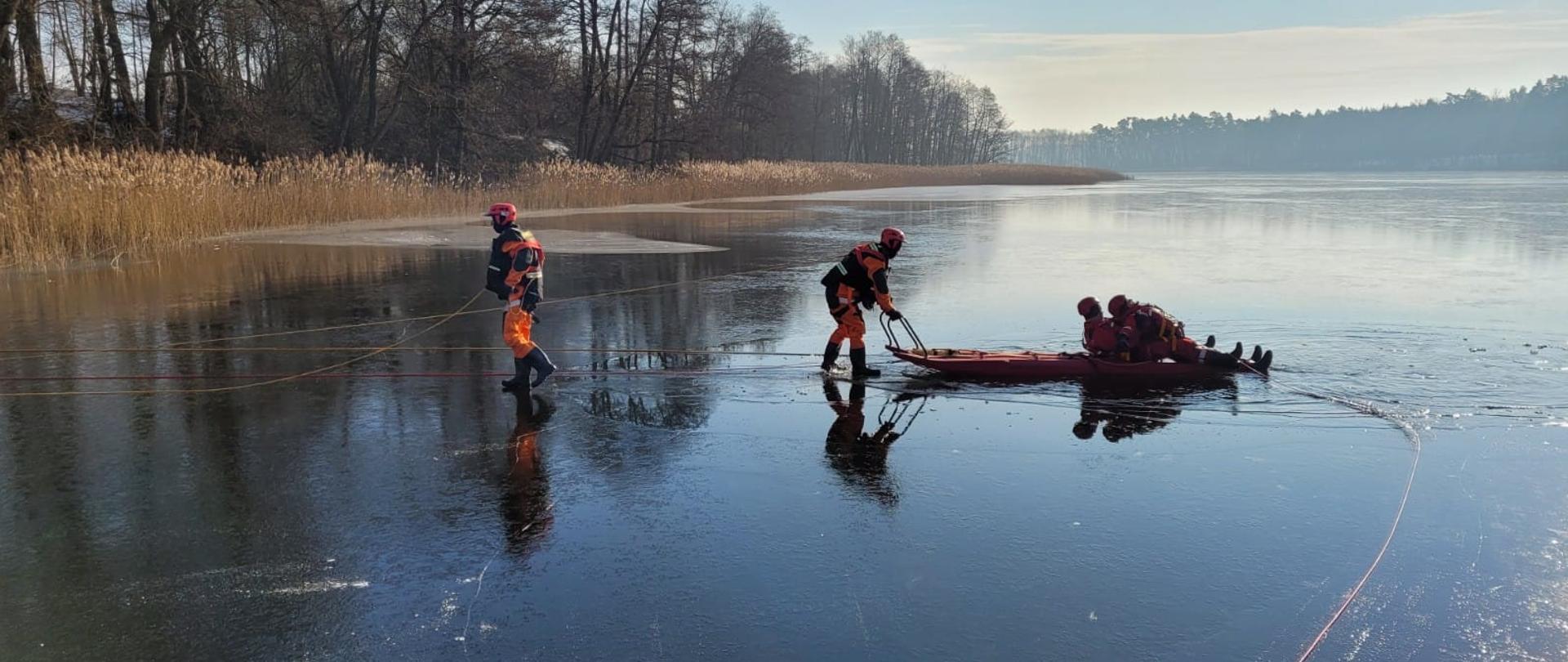 Na zdjęciu strażacy podczas ćwiczeń doskonalących