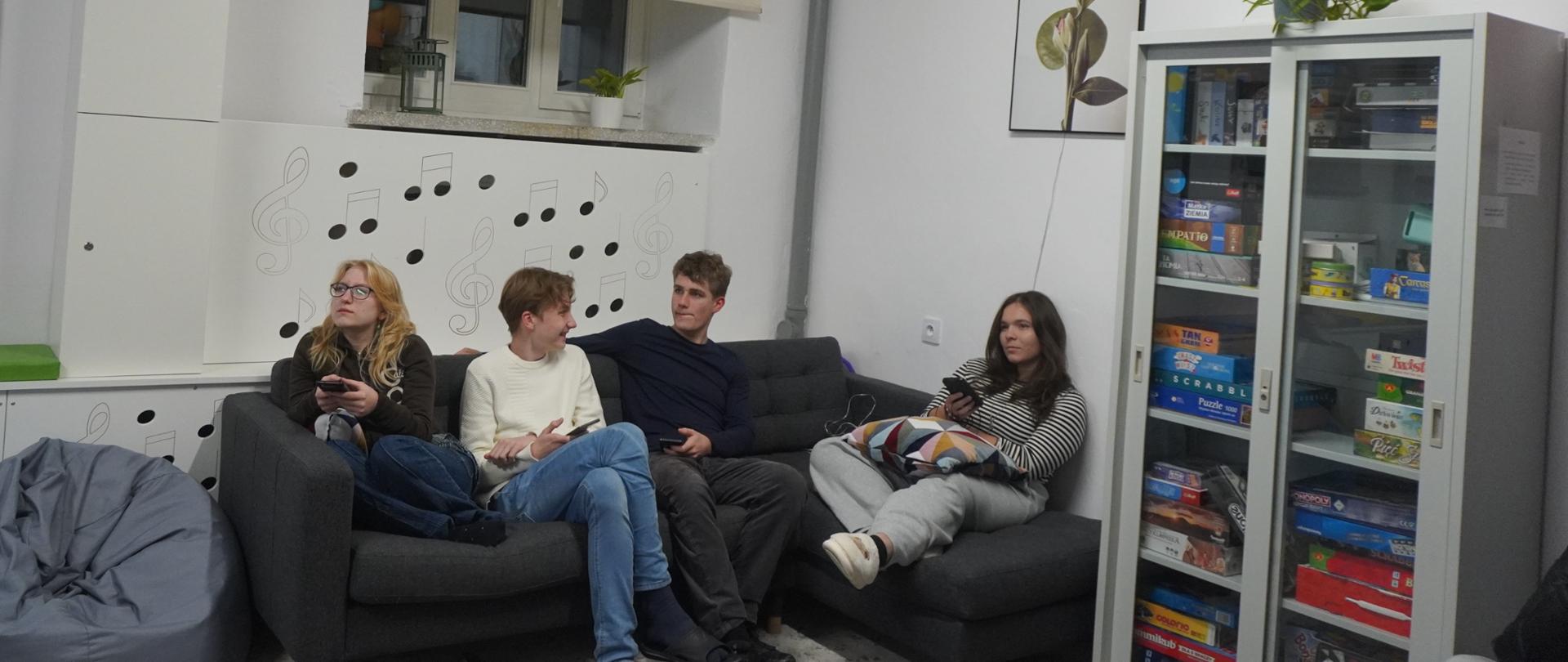 Młodzież loguje się do platformy Kahoot