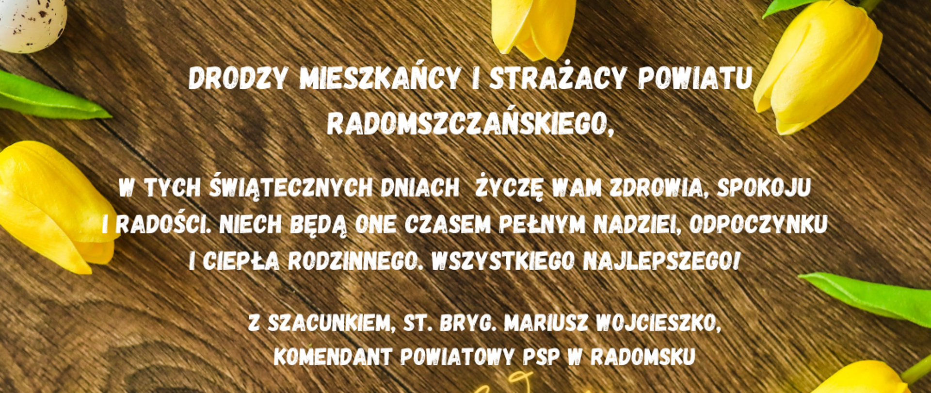 Żółto zielone życzenia wielkanocne. W tle żółte tulipany i pstrokate pisanki ułożone dookoła życzeń