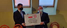 Wojewoda przekazuje staroście elbląskiemu czek na 6,5 mln zł