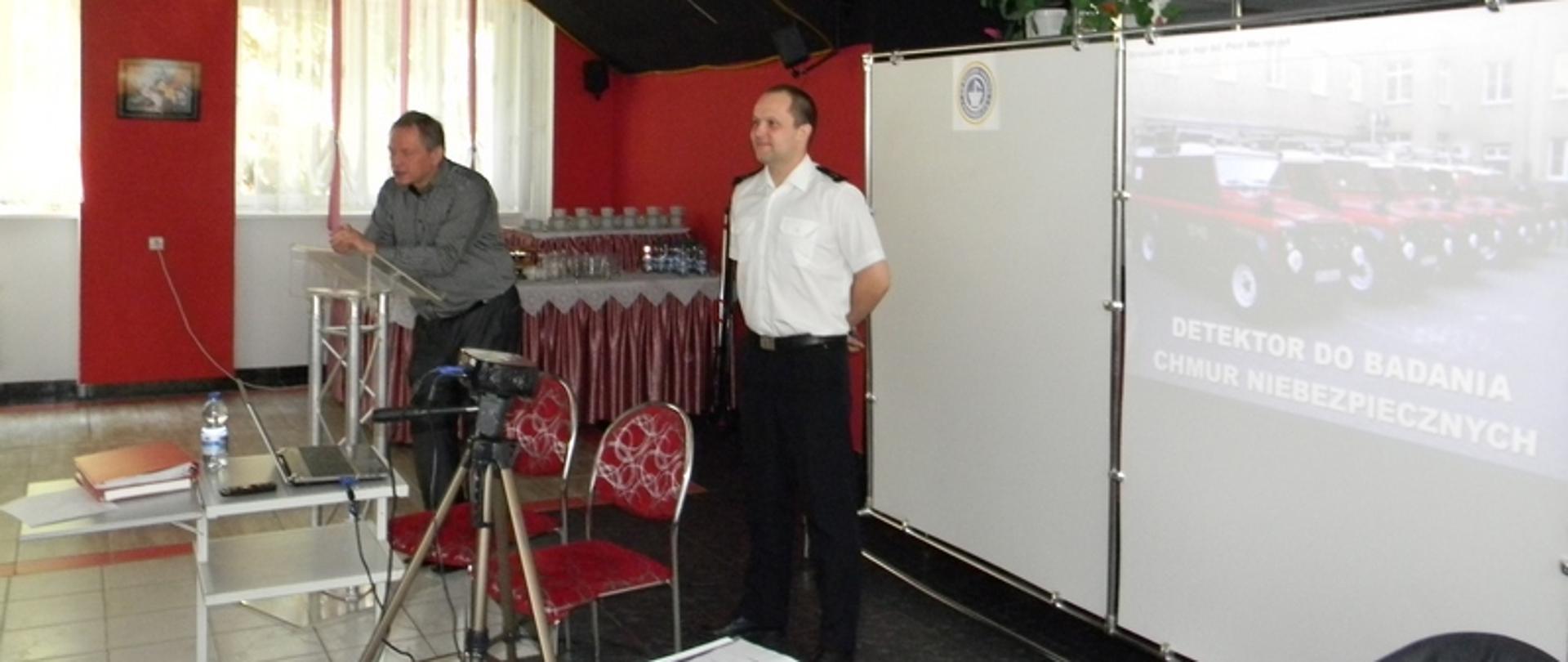 Zdjęcie przedstawia prezentację mobilnego detektora do badania substancji niebezpiecznych