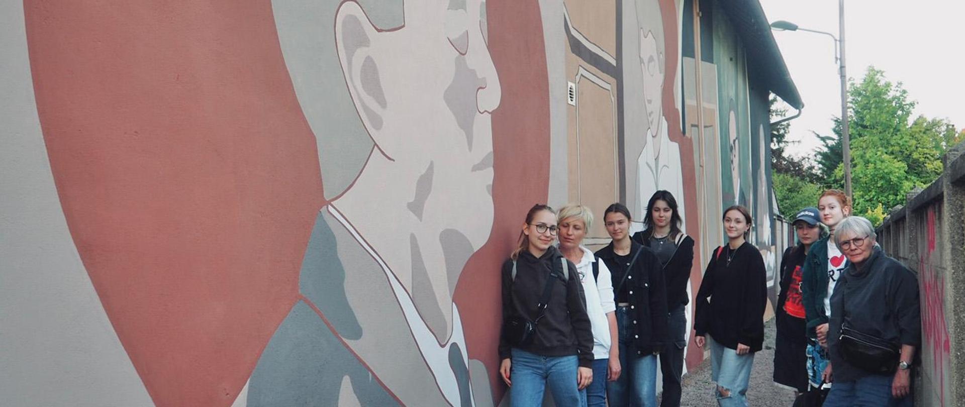 Zakończenie malowania muralu. Od lewej: Emilia Kuchta, mgr. Karolina Wilcan, Zofia Hendel, Dominika Kabłak-Ziembicka, Natalia Tąta, Franciszka Heliosz, Nina Borowicz, mgr. Małgorzata Hołówka. Kwiecień 2024 r. Zdjęcie publikujemy dzięki uprzejmości Autorki.
/ Sygn. sm00636 / fot. Paulina Ochman