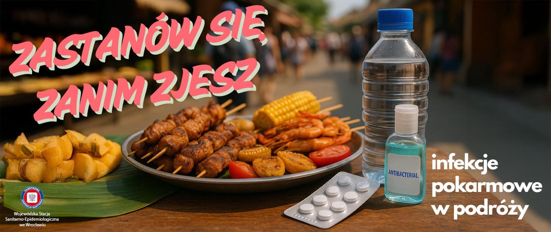 egzotyczne jedzenie z ulicznego straganu w pełnym słońcu obok – butelka wody kranowej tło z turystami, żel antybakteryjny i tabletki leżące przy talerzu