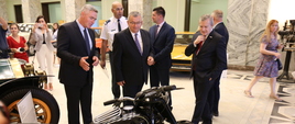 Minister A. Adamczyk oraz wicepremier P. Gliński oglądali zabytki polskiej motoryzacji