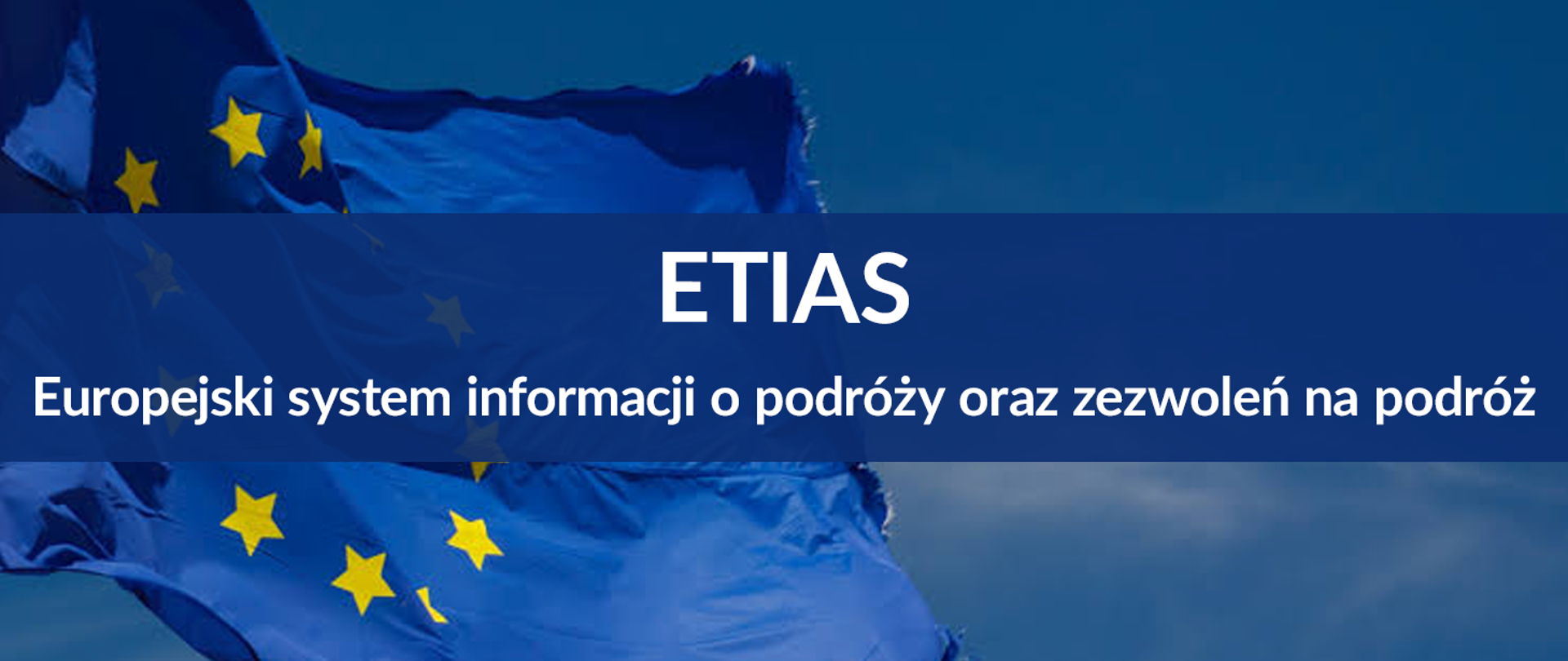 Napis "ETIAS - Europejski system informacji o podróży oraz zezwoleń na podróż" na niebieskim kwadracie na tle flagi UE. 