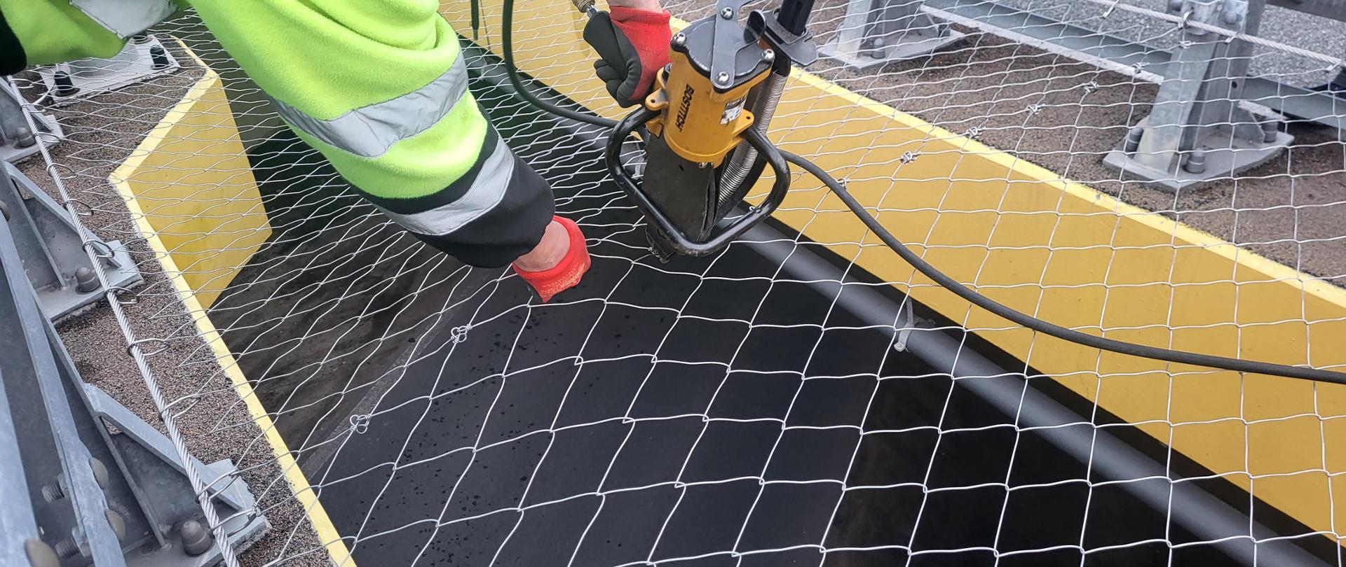 Zabezpieczanie mostów i wiaduktów - montaż siatki między obiektami 