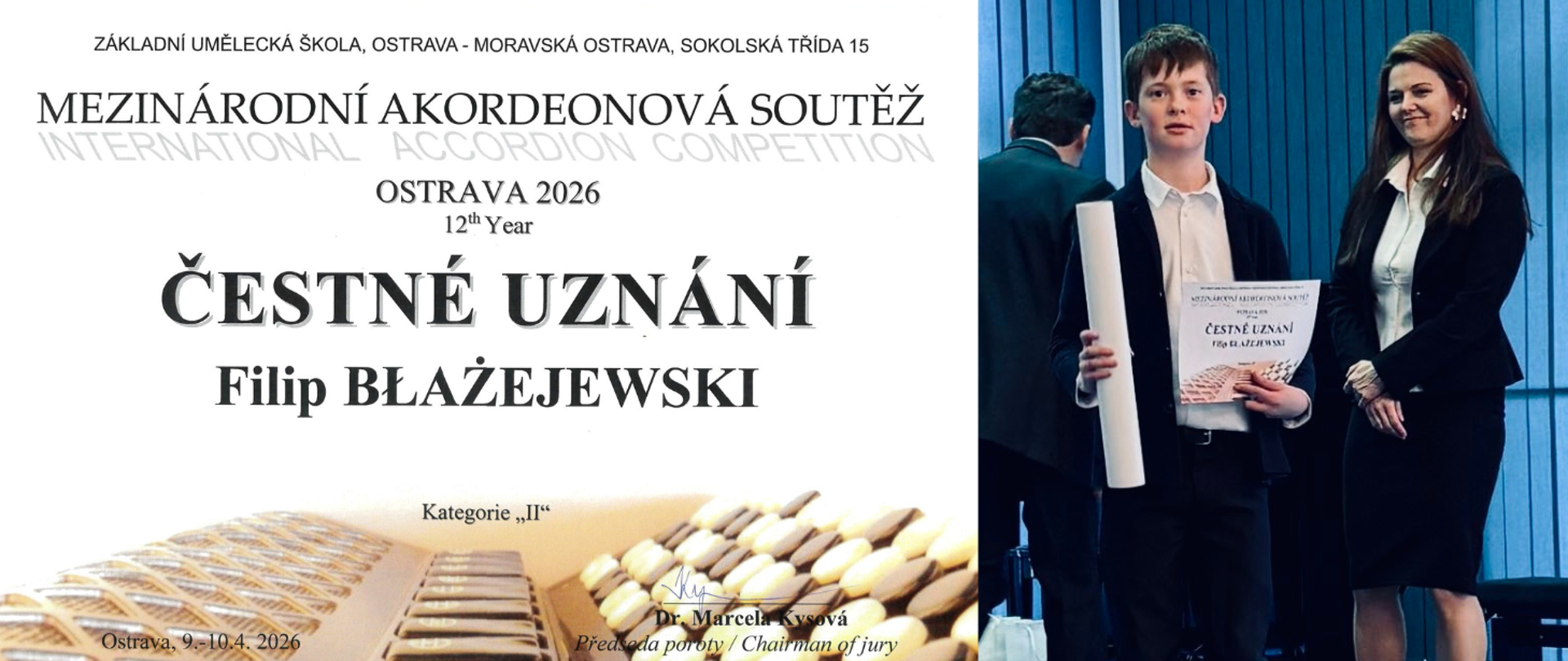 Grafika składa się z dwóch części. Po lewej stronie znajduje się dyplom z "MEZINÁRODNÍ AKORDEONOVÁ SOUTĚŽ" (Międzynarodowy Konkurs Akordeonowy) z podtytułem "OSTRAVA 2026, 1st Year". Poniżej widnieje tekst "ČESTNÉ UZNÁNÍ Filip BLAŽEJEWSKI" (Wyróżnienie Filip Błażejewski) oraz informacja o kategorii "JI*". U góry plakatu wymienione są nazwy szkół: "Základní umělecká škola Ostrava - Moravská Ostrava, Sokolská třída 15". W tle plakatu widoczne jest zdjęcie akordeonu w odcieniach beżu i złota. Po prawej stronie grafiki znajduje się zdjęcie dwóch osób w eleganckich strojach - młodego mężczyzny w białej koszuli i ciemnej marynarce oraz kobiety w czarnej marynarce, którzy trzymają dyplom z napisem "ČESTNÉ UZNÁNÍ" (Wyróżnienie). W tle widoczne są niebieskie zasłony