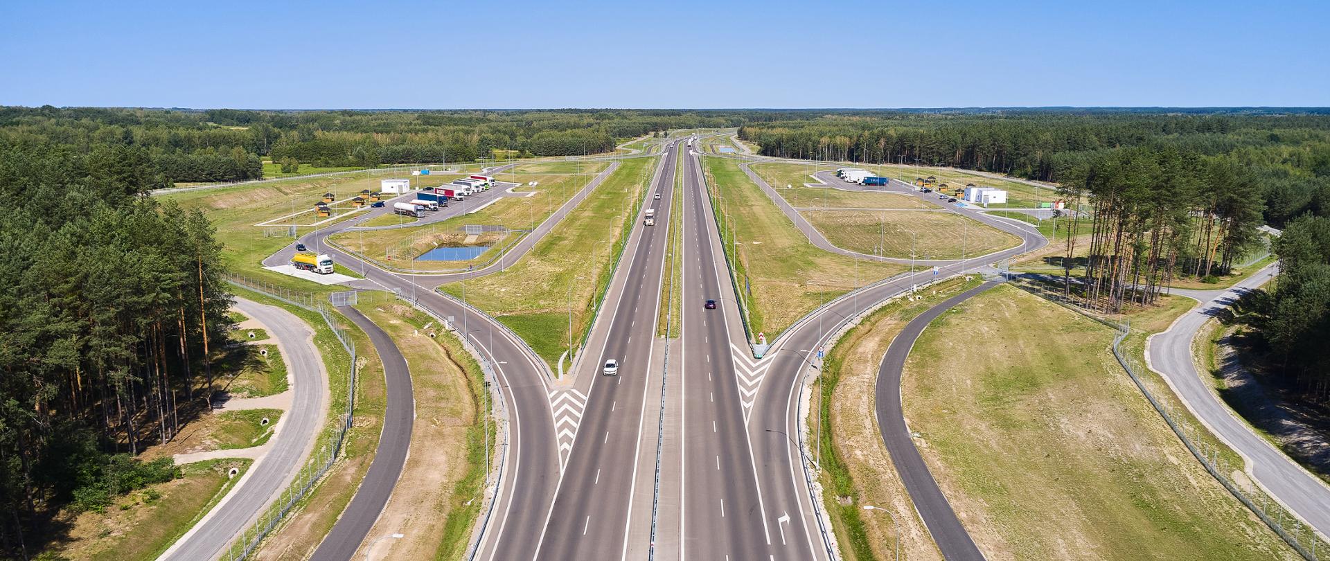 Widok z góry na MOP przy drodze ekspresowej