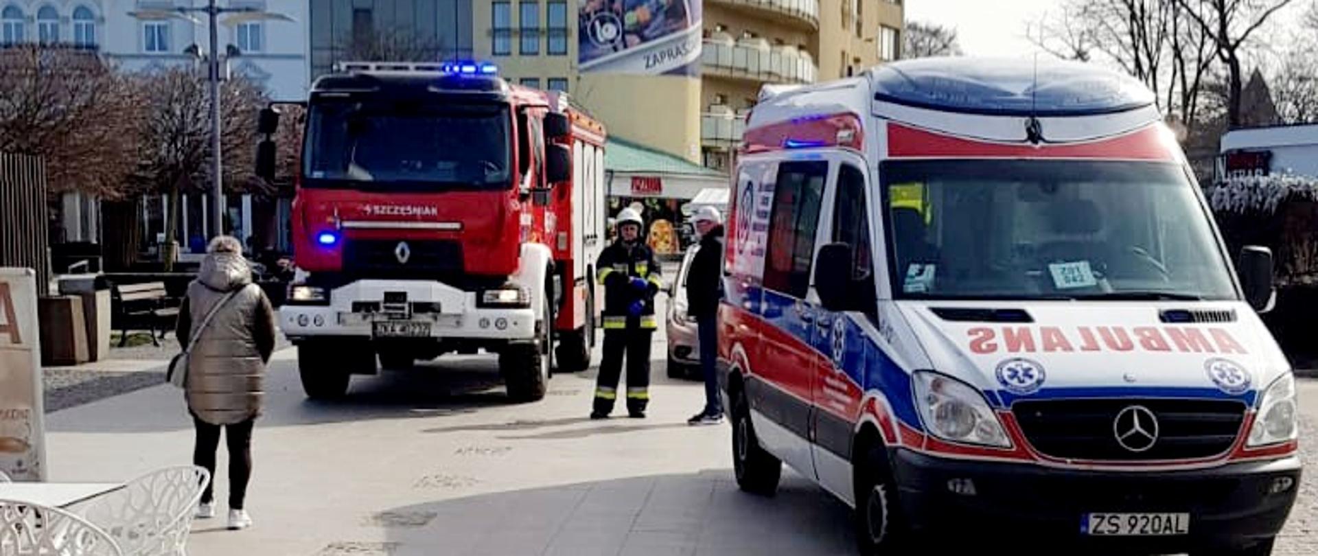 Pojazdy służb ratunkowych na tle budynków