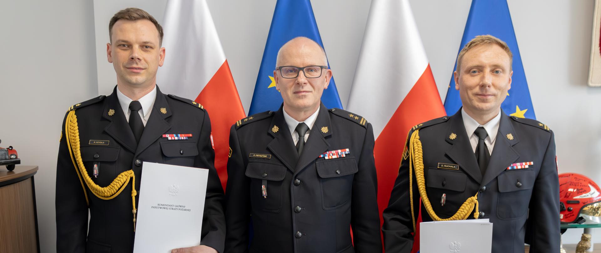 Zastępca komendanta głównego PSP pozuje do zdjęcia grupowego. 