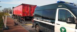 Od lewej: ciągnik siodłowy wraz z naczepą stoi za przenośnymi wagami inspekcyjnymi i za oznakowanym furgonem wielkopolskiej Inspekcji Transportu Drogowego.