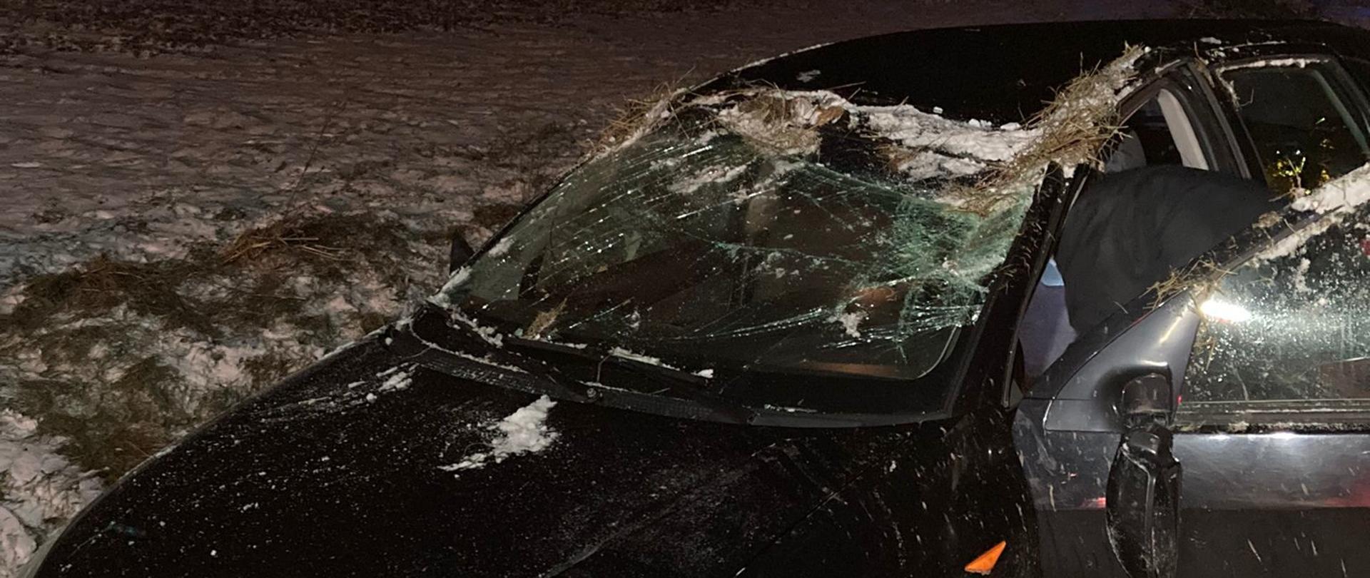 Ford Focus wypadł z drogi i wpadł do rowu