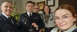 Komendant Miejski PSP st. bryg. Jacek Szczypiorski, Zastępca Komendanta Miejskiego PSP bryg. Tomasz Starowicz i harcerze Hufca ZHP Siemianowice Śląskie na wspólnym zdjęciu pamiątkowym po przekazaniu Betlejemskiego Światełka Pokoju.