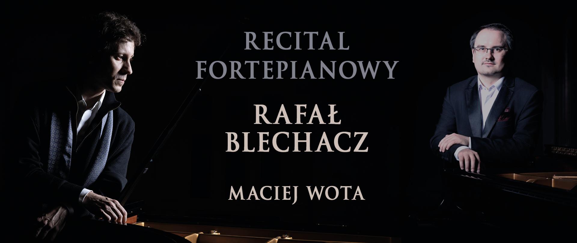 Baner internetowy w układzie poziomym o czarnym tle, promujący recital fortepianowy.
Kompozycja: Po lewej i prawej stronie znajdują się portrety dwóch pianistów wyłaniających się z mroku. W centralnej części umieszczono napisy w kolorze szarym i białym.
Postacie: * Po lewej: Mężczyzna (Rafał Blechacz) w ciemnym swetrze i białej koszuli z wzorzystym szalem, patrzy w dół w stronę klawiatury fortepianu, która jest widoczna w dolnej krawędzi.
Po prawej: Mężczyzna (Maciej Wota) w okularach i ciemnym garniturze, patrzy w stronę widza, opierając ręce na obudowie fortepianu.
Tekst: Centralnie umieszczone napisy: „RECITAL FORTEPIANOWY”, poniżej większymi literami „RAFAŁ BLECHACZ”, a pod nim „MACIEJ WOTA”.