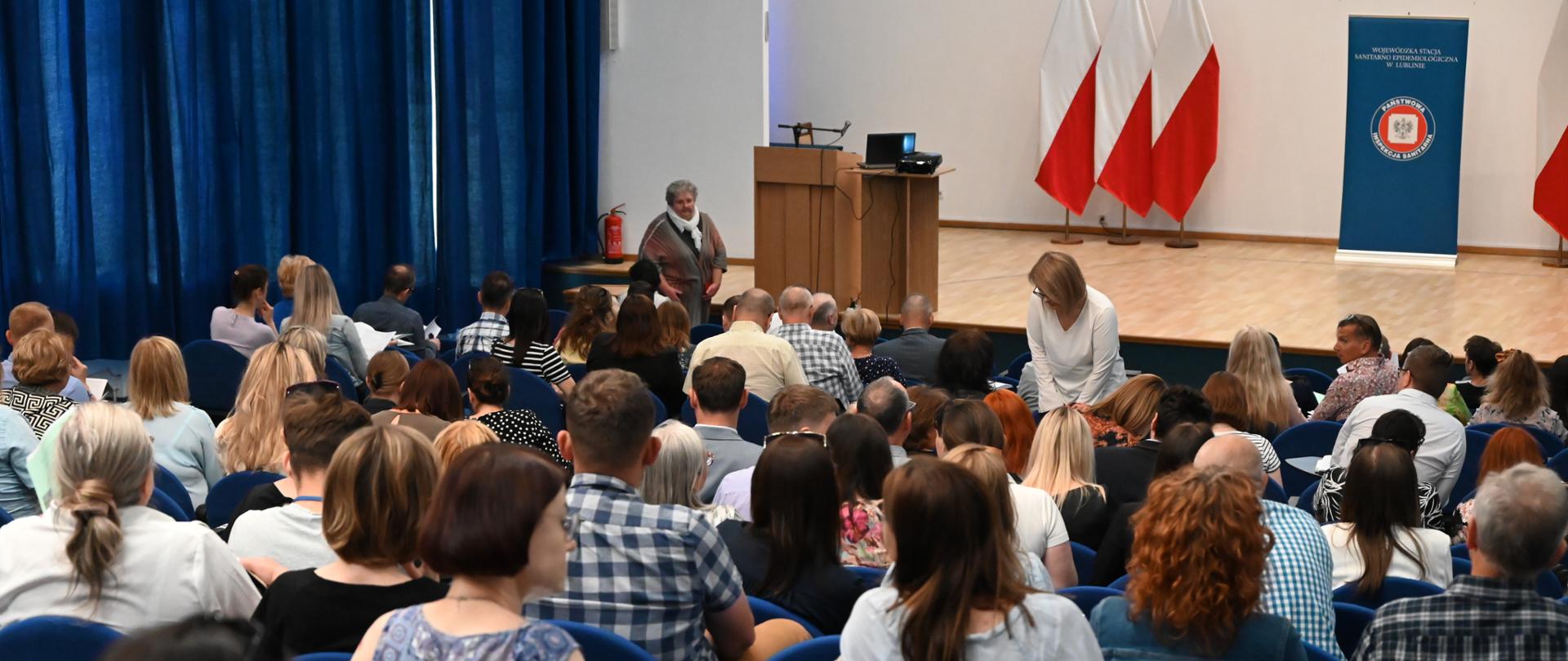 widok z góry na salę szkoleniową wypełnioną uczestnikami