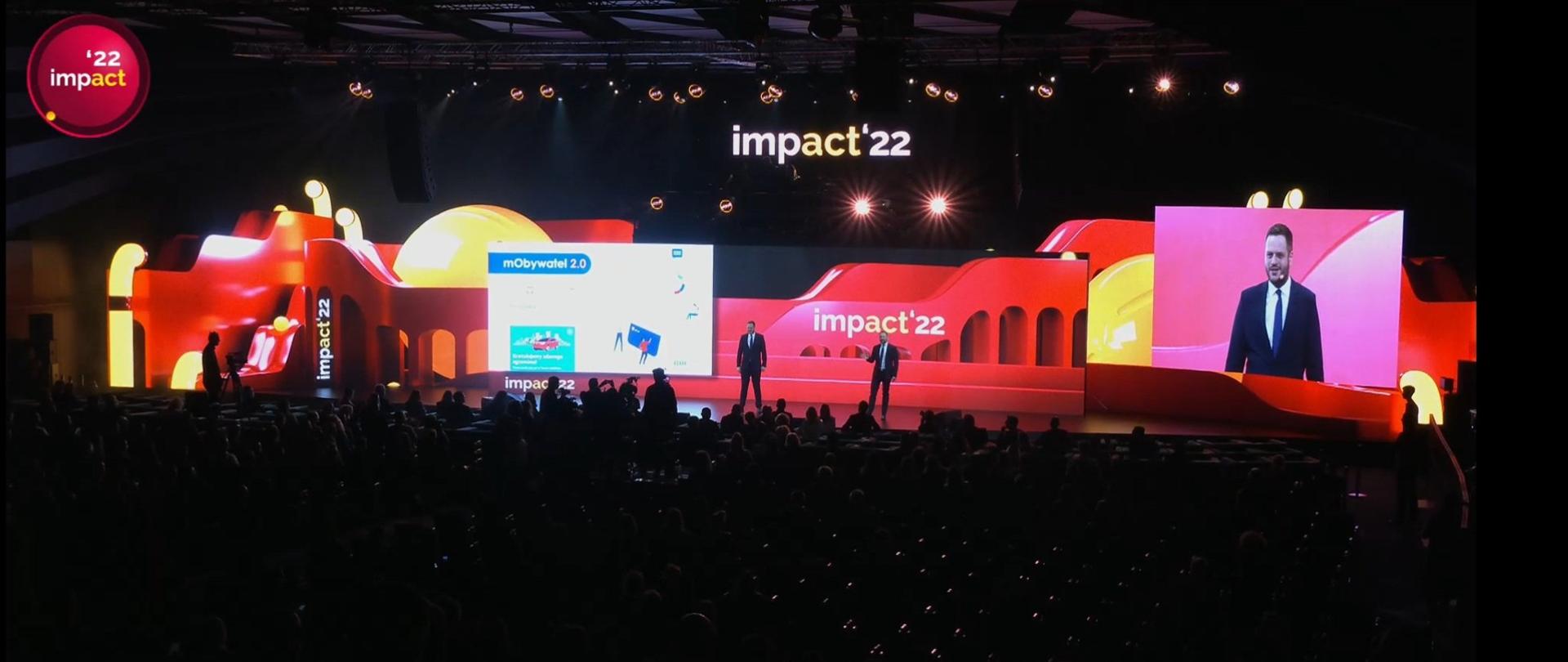 Prezentacja założeń aplikacji mObywatel 2.0. podczas konferencji Impact 2022 w Poznaniu. Na scenie minister Janusz Cieszyński i dyrektor COI Przemysław Koch. 