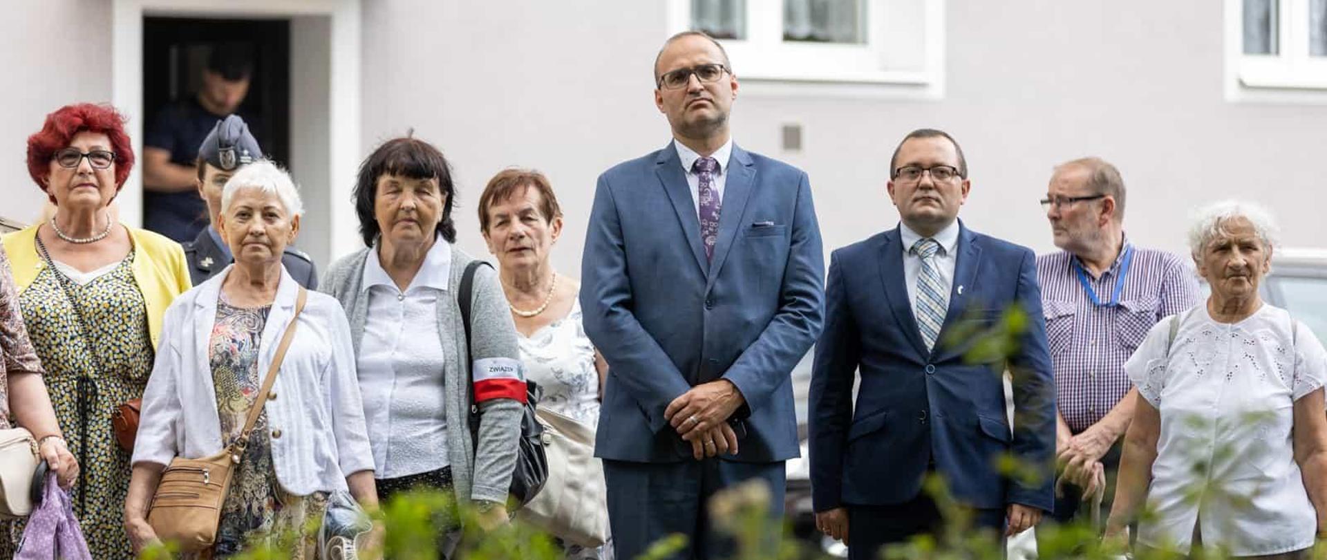 kilka osób stoi przed pomnikiem Pamięci Ofiar Eksterminacji Ludności Polskiej na Wołyniu w Gdańsku 