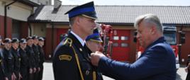 Na zdjęciu odznaczanie zasłużonych strażaków