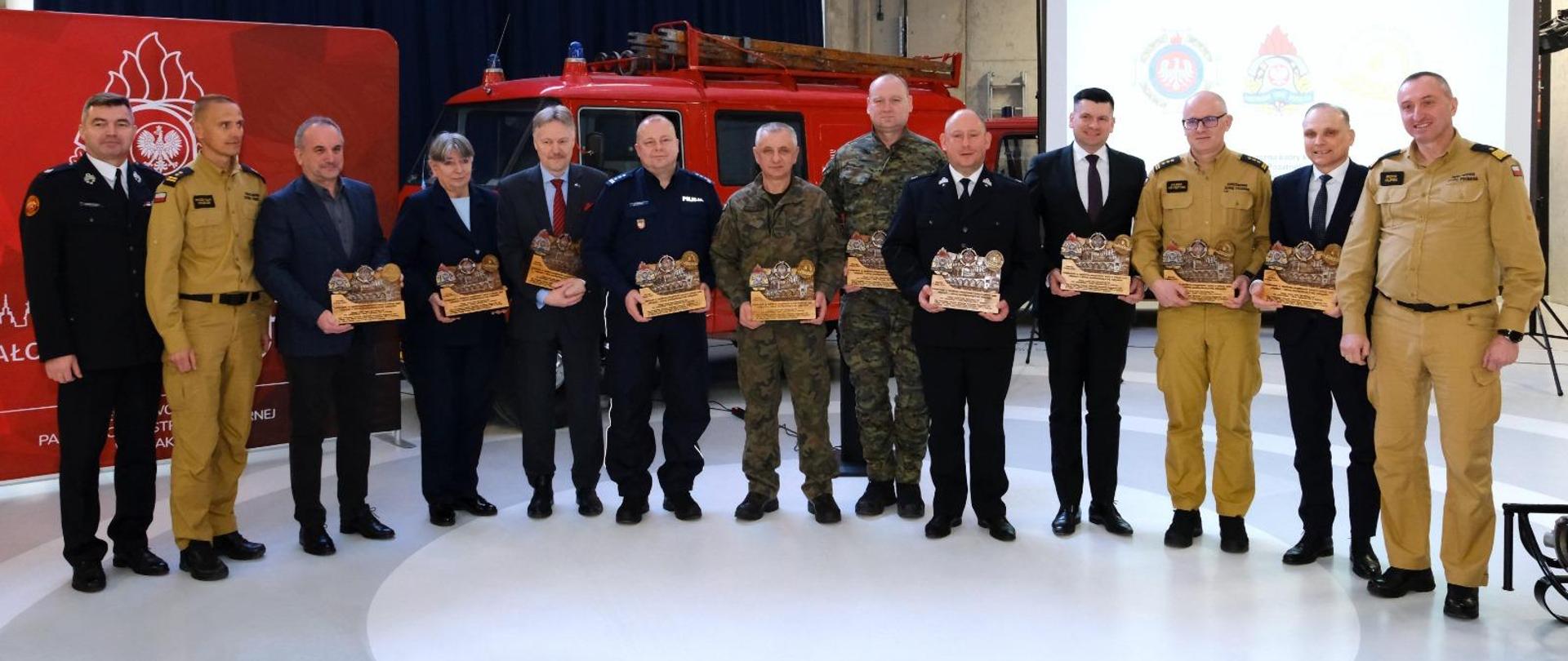 Grupa ludzi stojąca i pozująca do zdjęcia.