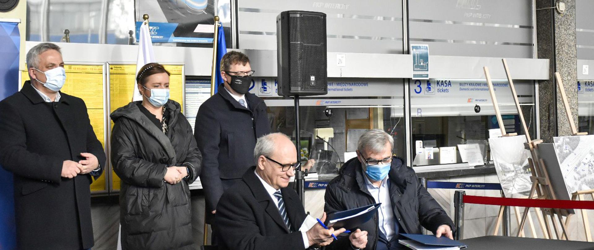 Podpisanie dokumentów przez dwie osoby