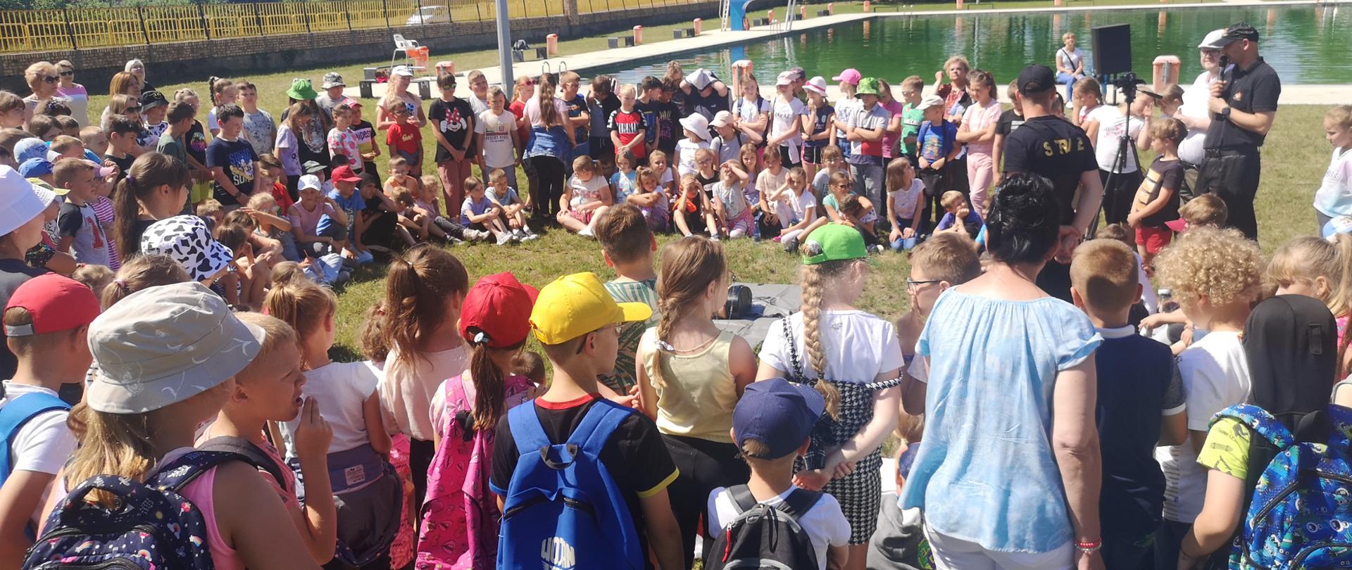 Strażacy opowiadają dzieciom o zasadach bezpieczeństwa podczas wypoczynku