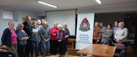 Zdjęcie przedstawia uczestników spotkania pod tytułem "Bezpieczeństwo Seniorów" w powiecie krośnieńskim.