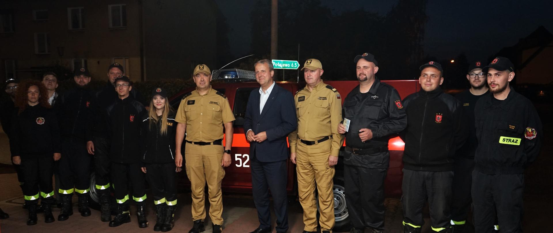 Przekazanie z Komendy Powiatowej Państwowej Straży Pożarnej w Obornikach dla jednostki Ochotniczej Straży Pożarnej w Ryczywole samochodu pożarniczego ISUZU D – MAX.