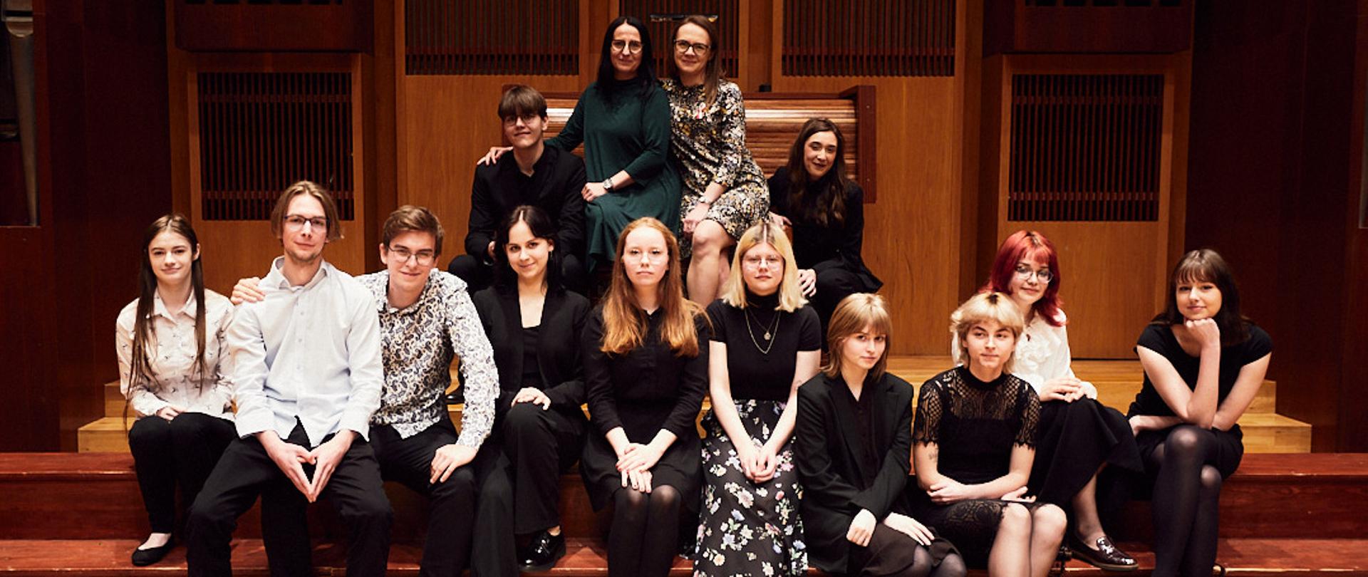 Na zdjęciu kalsa 6x OSM II st wraz z nauczycielkami. W tle organy.