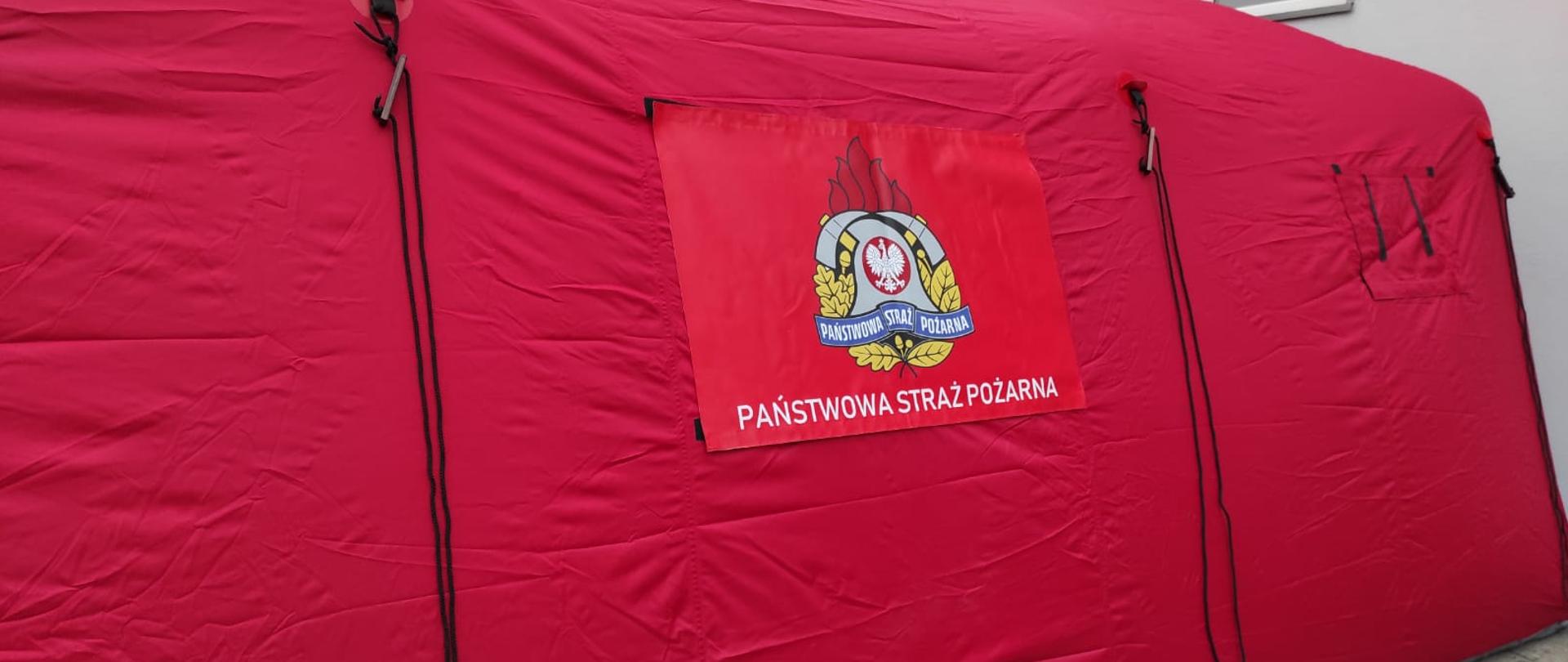 Rozłożony namiot pneumatyczny wraz z logiem Państwowej Straży Pożarnej