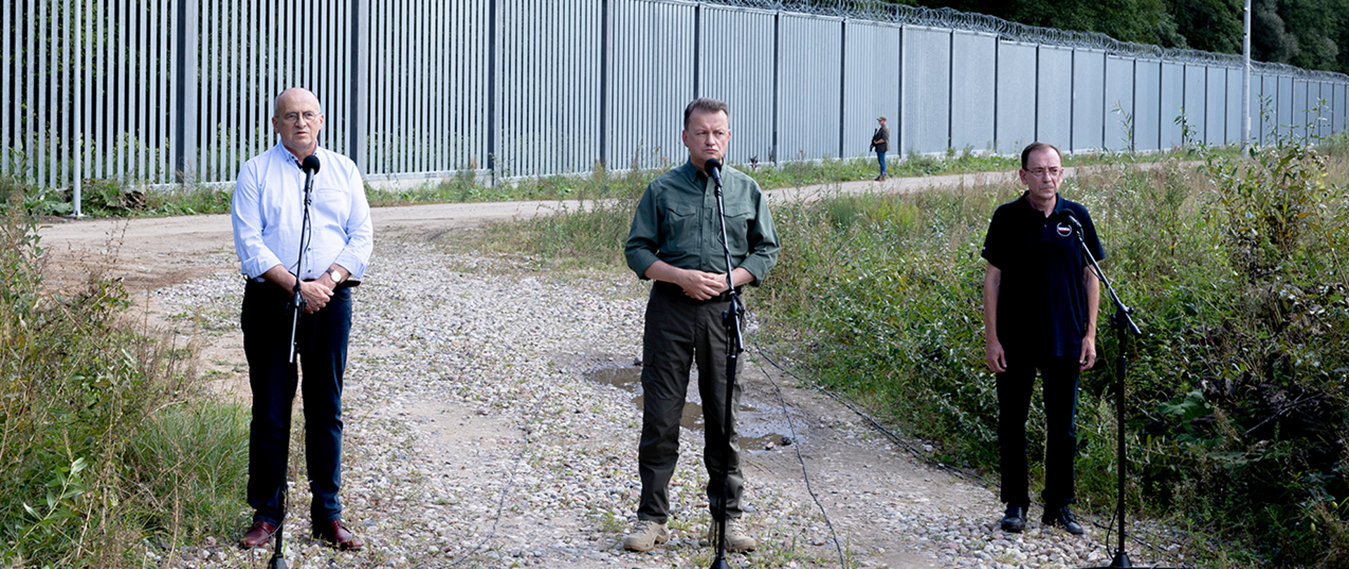 Minister Mariusz Kamiński, minister Mariusz Błaszczak i minister Zbigniew Rau podczas briefingu przy zaporze
