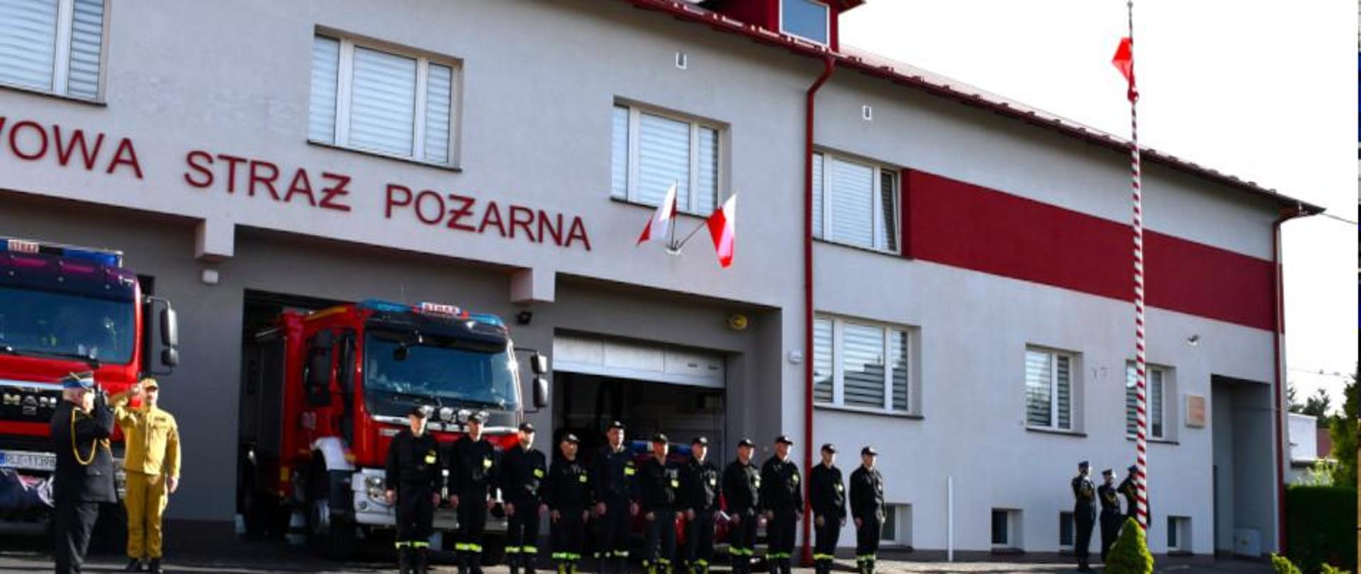 Na zdjęciu samochody pożarnicze oraz strażacy JRG Leżajsk.