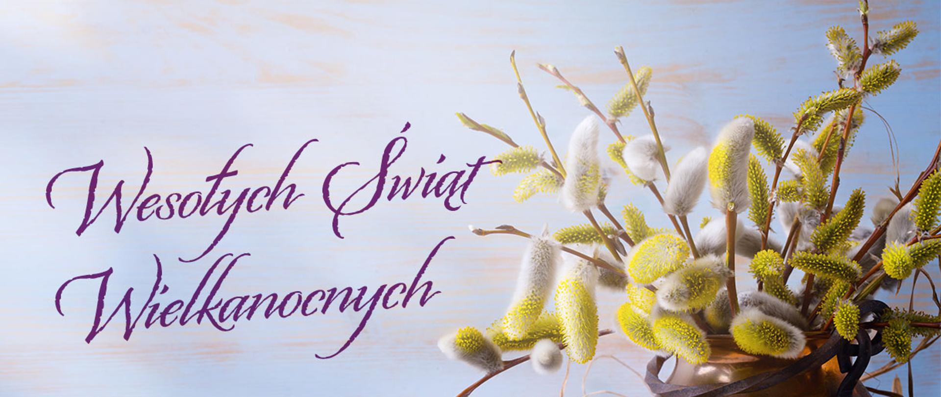 Grafika o charakterze świątecznym, utrzymana w jasnej, pastelowej kolorystyce z dominacją błękitu, bieli i złota. Przedstawia tradycyjne symbole Wielkanocy ułożone w estetyczną kompozycję.