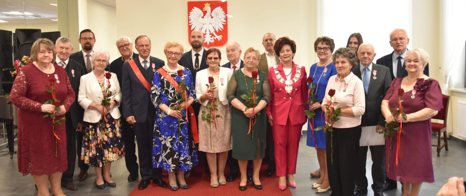 Na zdjęciu widać kobiety i mężczyzn