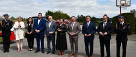 Powiatowe obchody Dnia Strażaka w Radziejowie. Zdjęcie przedstawia strażaków PSP oraz OSP oraz przedstawicieli instytucji podczas obchodów.