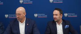 Zdjęcie przedstawia spotkanie w Ministerstwie Sportu nt. rozwoju infrastruktury sportowej