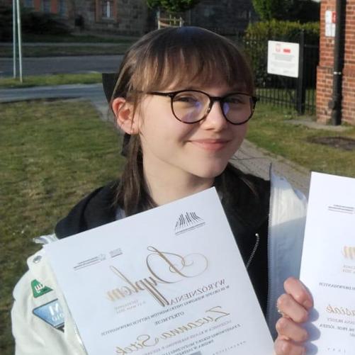 Nastolatka trzyma dyplom.