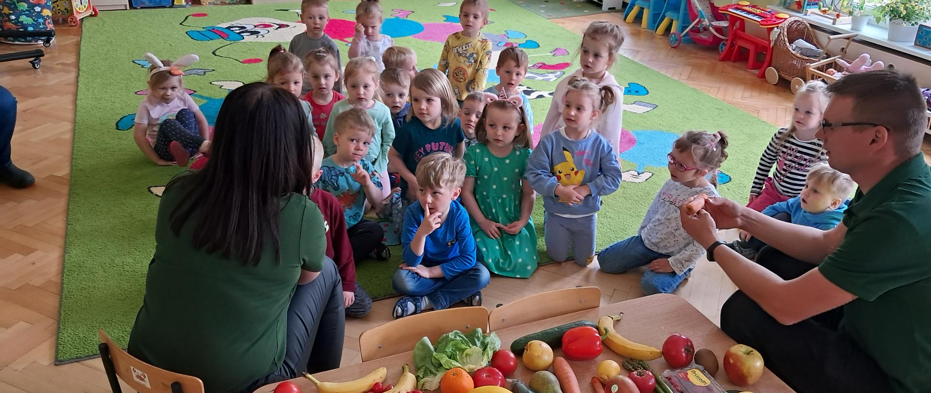 dzieci podczas zabawy edukacyjnej w przedszkolu