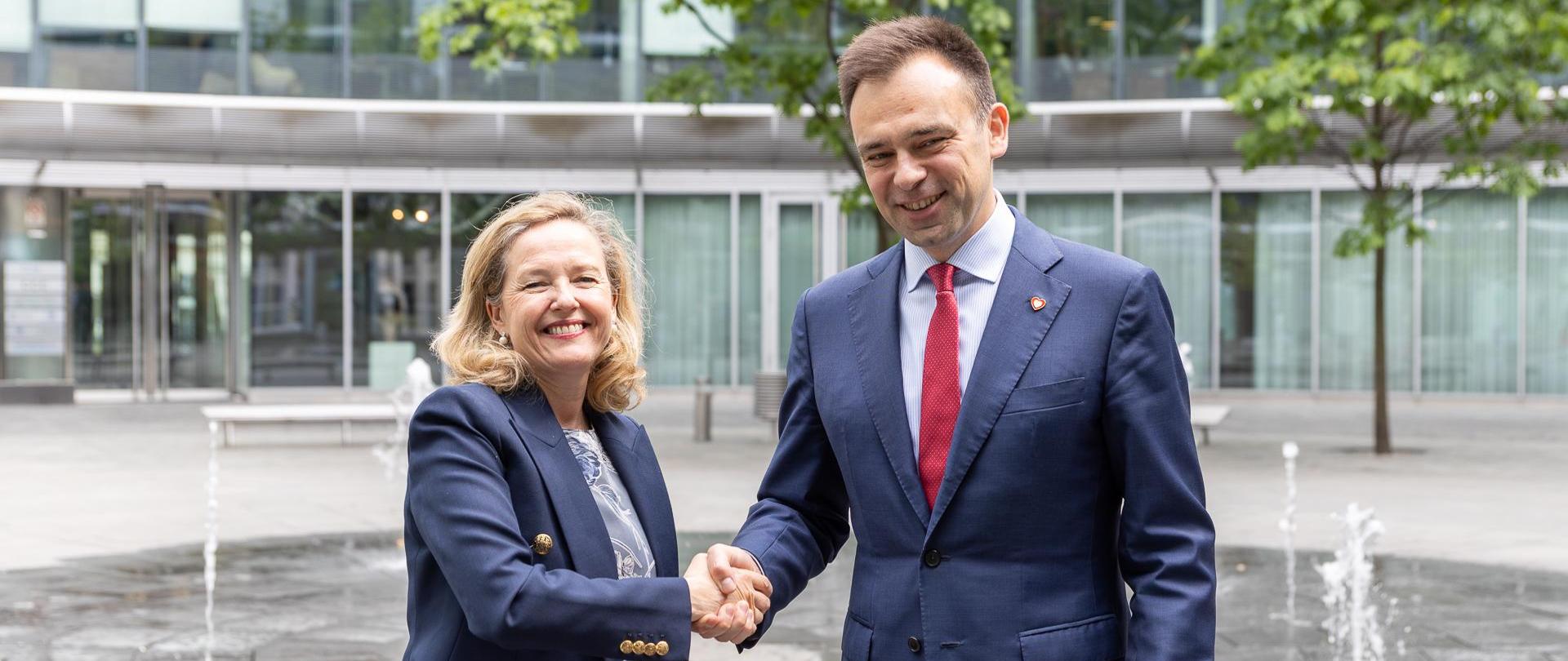 Na zdjęciu minister finansów Andrzej Domański z Nadią Calviño, prezes Europejskiego Banku Inwestycyjnego