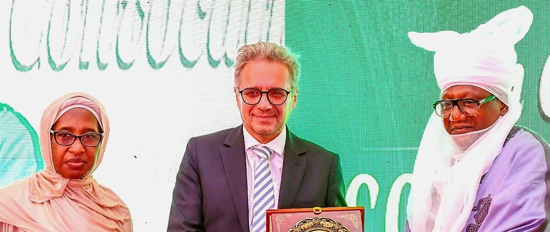 M. Klósak z Rektor S.H. Liman i Patronem Emirem Keffi Shehu Chindo Yamusa III