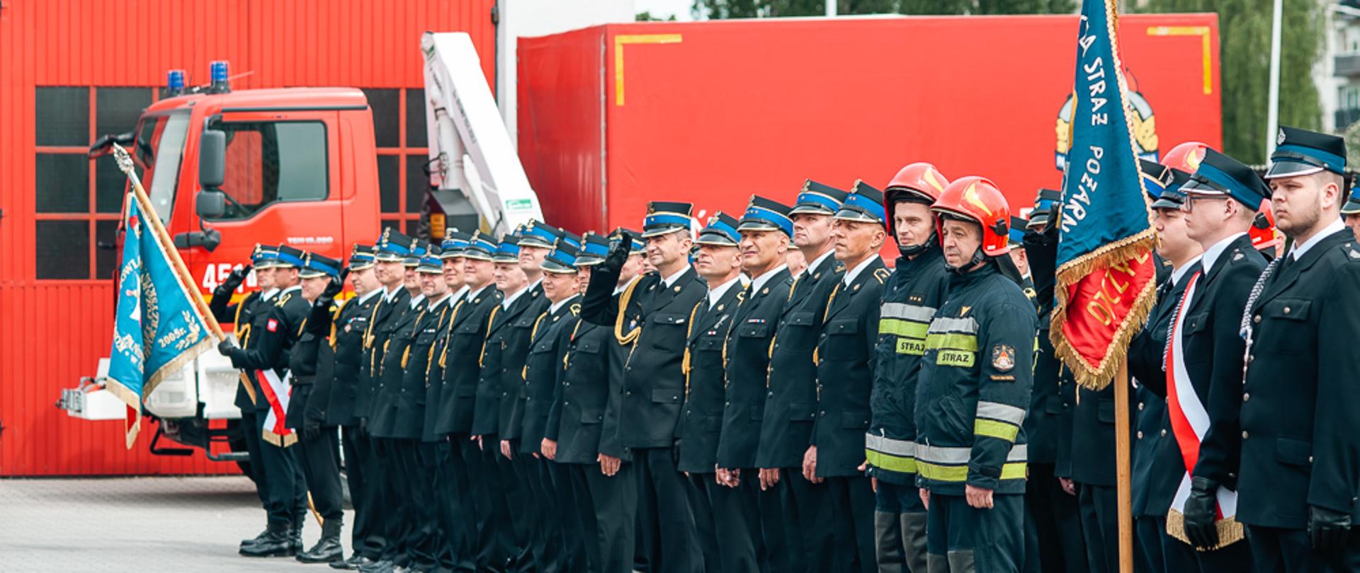 Pododdziały PSP ustawione na placu komendy łącznie z pocztami sztandarowymi 