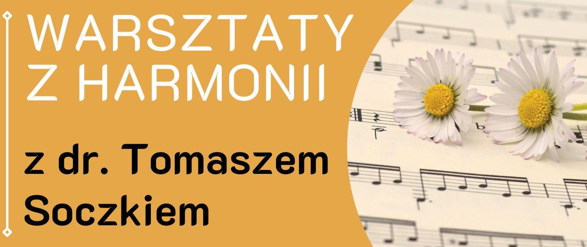 Poziomy baner podzielony łukiem. Lewą część stanowi musztardowe tło z dużym białym napisem "WARSZTATY Z HARMONII" i czarnym "z dr. Tomaszem Soczkiem". Przy lewej krawędzi znajduje się ozdobna, pionowa biała linia. Prawa część banera to zdjęcie partytury muzycznej, na której leżą dwie stokrotki z żółtymi środkami.