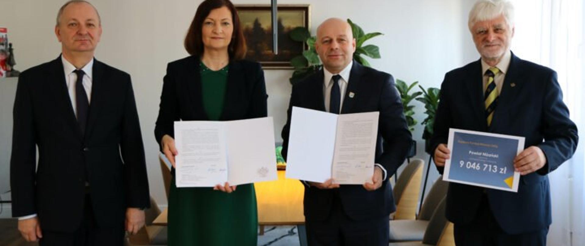 Od lewej dyrektor Wydziału Infrastruktury Podkarpackiego Urzędu Wojewódzkiego w Rzeszowie Krzysztof Sopel, wojewoda podkarpacki Ewa Leniart, starosta niżański Robert Bednarz i przedstawiciel powiatu niżańskiego podczas podpisania umowy w ra,mach Rządowego Funduszu Rozwoju Dróg. 