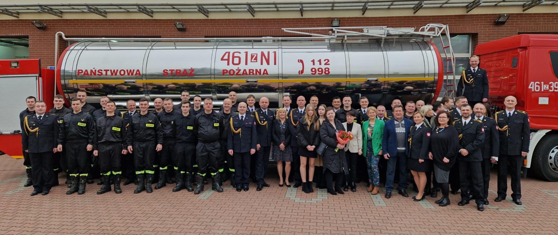 Uroczysta zbiórka z okazji przejścia na zaopatrzenie emerytalne 2 funkcjonariuszy kpt. Przemysława Zbrońskiego, asp. Piotra Słodkowskiego pełniących stanowisko Dowódców Zmian oraz 1 pracownika cywilnego Panią Jolantę Materka pełniącą stanowisko Głównej Księgowej.