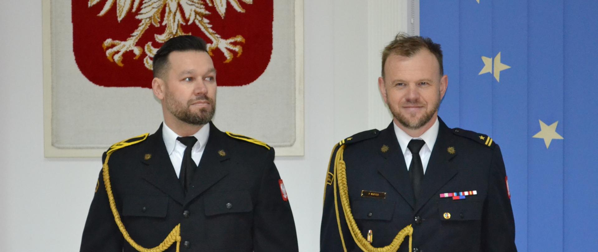 Strażacy emeryci na tle flagi polski i unii europejskiej