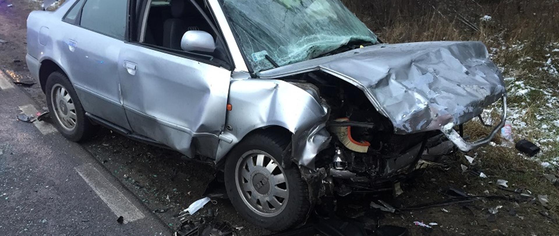 Zdjęcie przedstawiające rozbity przód samochodu osobowego